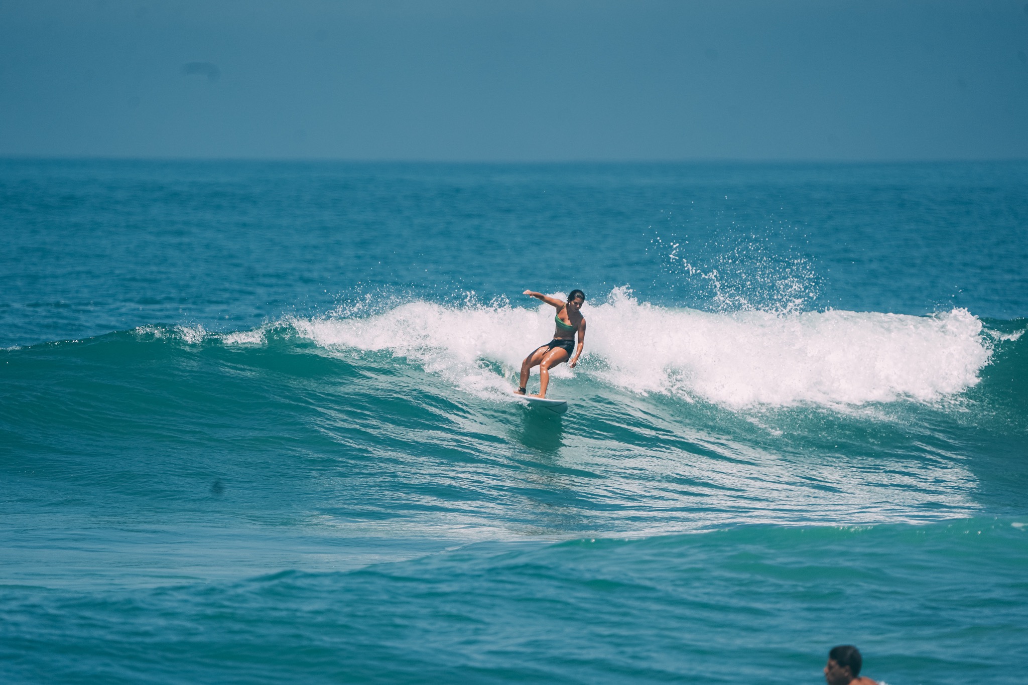 Surfista pegando uma onda em um dia GILI
