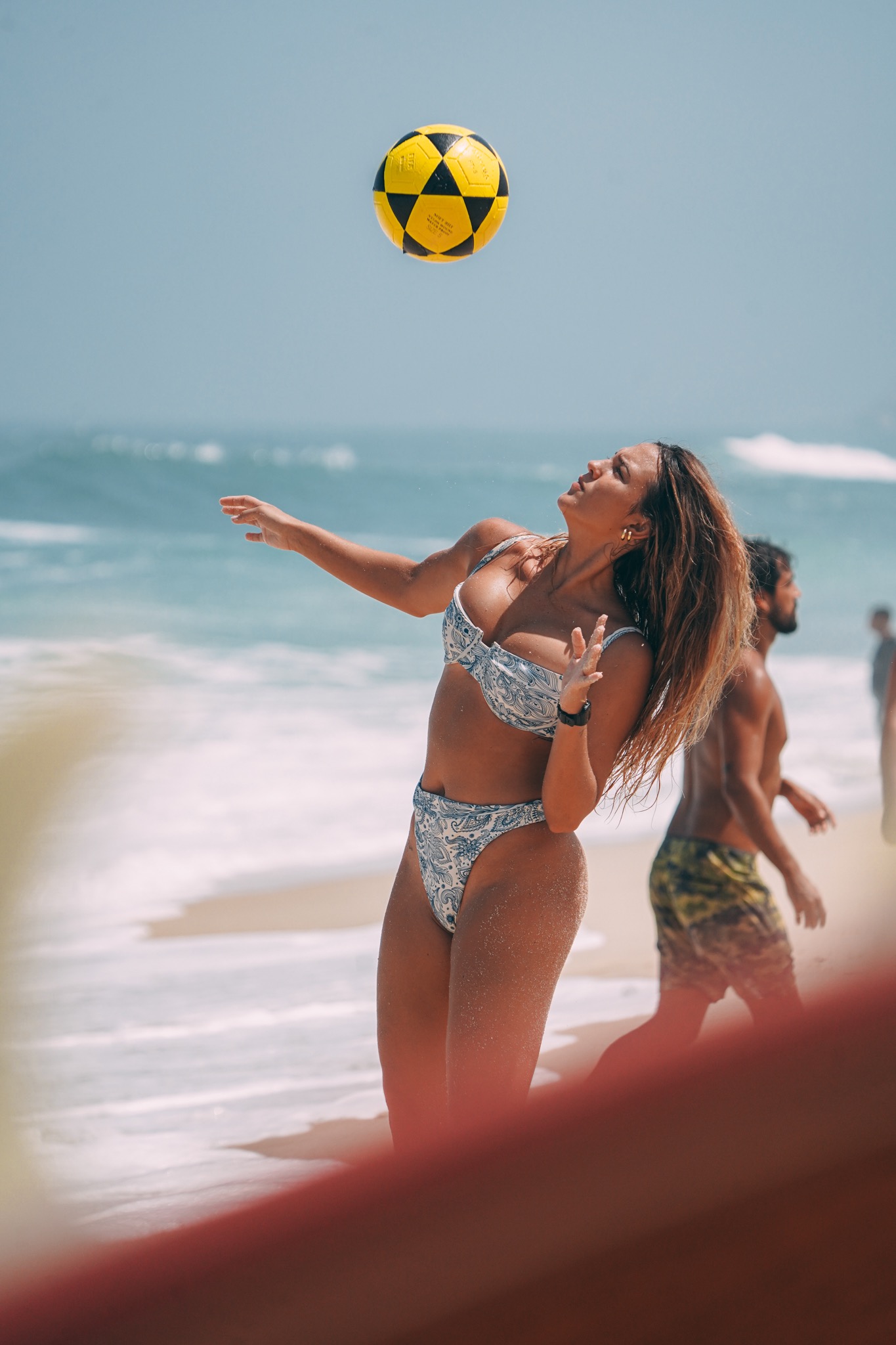 Mulher jogando altinha na praia